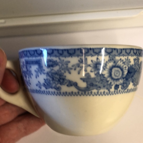 4 mismatched irregular vintage Syracuse China coffee cups, 1 w/matching saucer - Picture 11 of 12